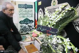 فاتحه‌خوانی مسعود پزشکیان برای سردار موسوی + عکس