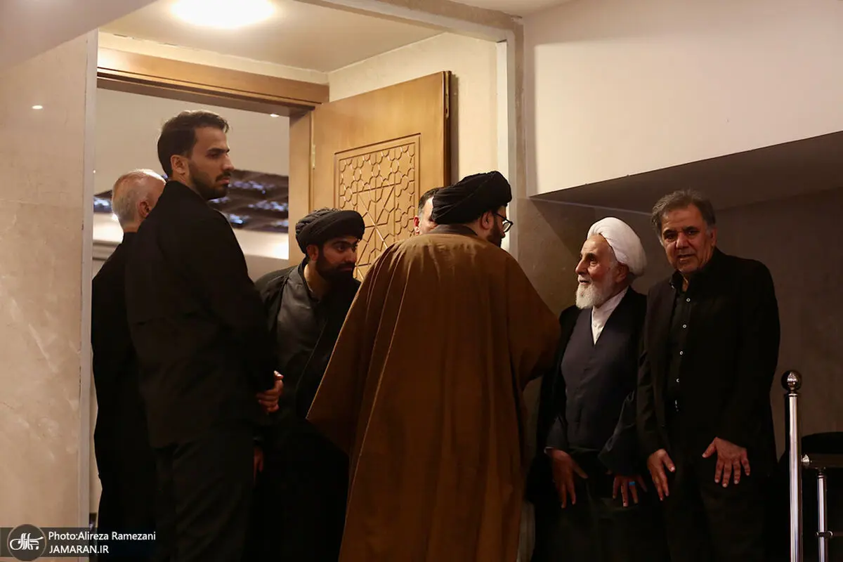 عکس‌های دو نفره علی‌اکبر ناطق نوری و عباس آخوندی در مراسم ختم مادر همسرشان