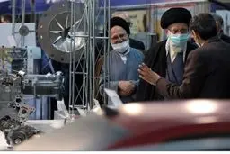 قائد الثورة الإسلامیة یتفقد معرض القدرات الصناعیة 