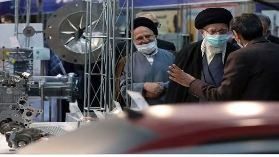 Leader visits exhibition of Iran industry achievements