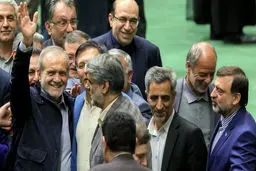 خوشحالی پزشکیان از حضور در حلقه همکاران قدیمی‌اش در مجلس + عکس