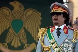 عکس دیده‌نشده از شیوه غذا خوردن معمر قذافی در خلوت!