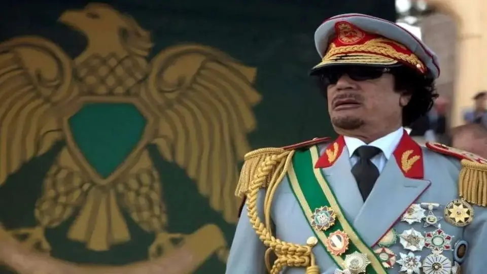 عکس دیده‌نشده از شیوه غذا خوردن معمر قذافی در خلوت!