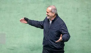 رئیس جمهور برای دفاع از لایحه بودجه ۱۴۰۵ به مجلس رفت