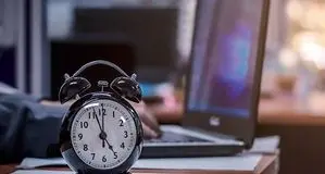 کارمندانی که بیشتر از ساعت ۱۳ بمانند اضافه کاری نمی گیرند 