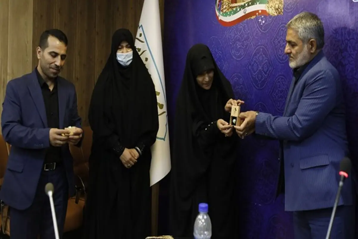 زن درگیرشده بر سر حجاب مسافری در قطار تهران-یزد، سفیر شد