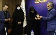 زن درگیرشده بر سر حجاب مسافری در قطار تهران-یزد، سفیر شد