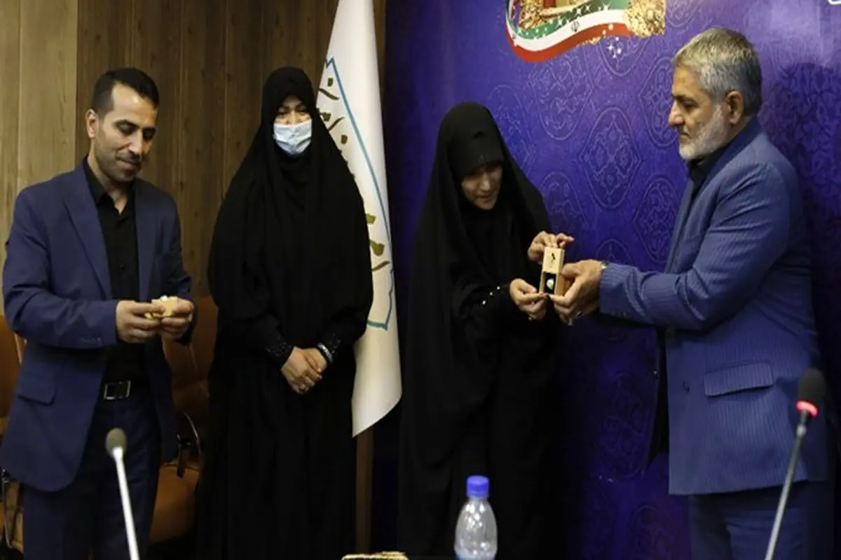 زن درگیرشده بر سر حجاب مسافری در قطار تهران-یزد، سفیر شد