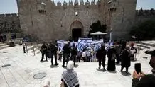 مستوطنون یرفعون علم الکیان في باحات الأقصى وقوات الاحتلال تعتقل عشرات الفلسطینیین