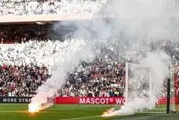 آتش بازی هولناک هواداران آژاکس در استادیوم فوتبال+ ویدئو

