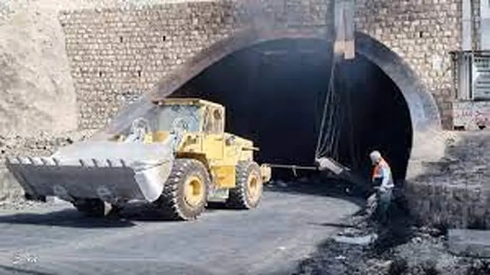 هشت خودروی سوخته از تونل تنگه زاع حاجی‌آباد خارج شد

