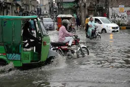 ۱۱۱ کشته و صدها زخمی به دلیل بارش های سیل آسا در پاکستان