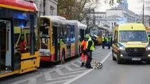 برخورد ۲ تراموا و یک اتوبوس در پایتخت لهستان؛ ۲۳ نفر زخمی شدند

