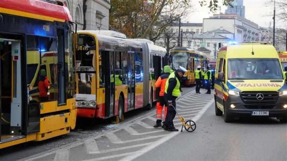 برخورد ۲ تراموا و یک اتوبوس در پایتخت لهستان؛ ۲۳ نفر زخمی شدند

