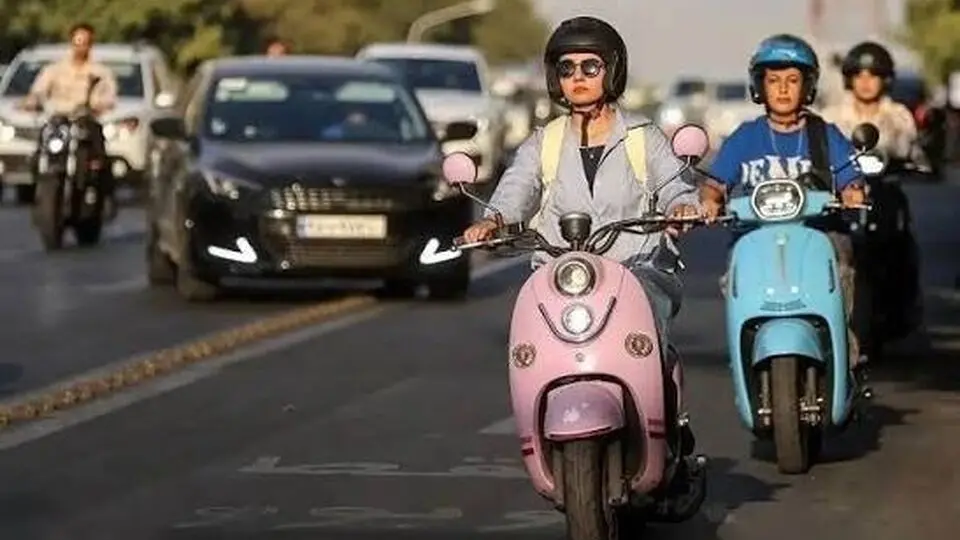 مصوبه دولت، ترس از تبرج؛ گواهینامه موتورسواری زنان قربانی نگرانی‌های حجاب شد؟