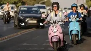 مصوبه دولت، ترس از تبرج؛ گواهینامه موتورسواری زنان قربانی نگرانی‌های حجاب شد؟