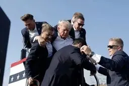 بلومبرگ: عکس خونین ترامپ پس از تیراندازی بر محبوبیت او می‌افزاید