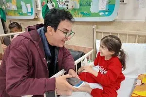 عیادت عمو پورنگ از کودکان مجروح جنگ+ عکس