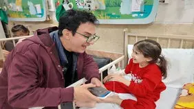 عیادت عمو پورنگ از کودکان مجروح جنگ+ عکس