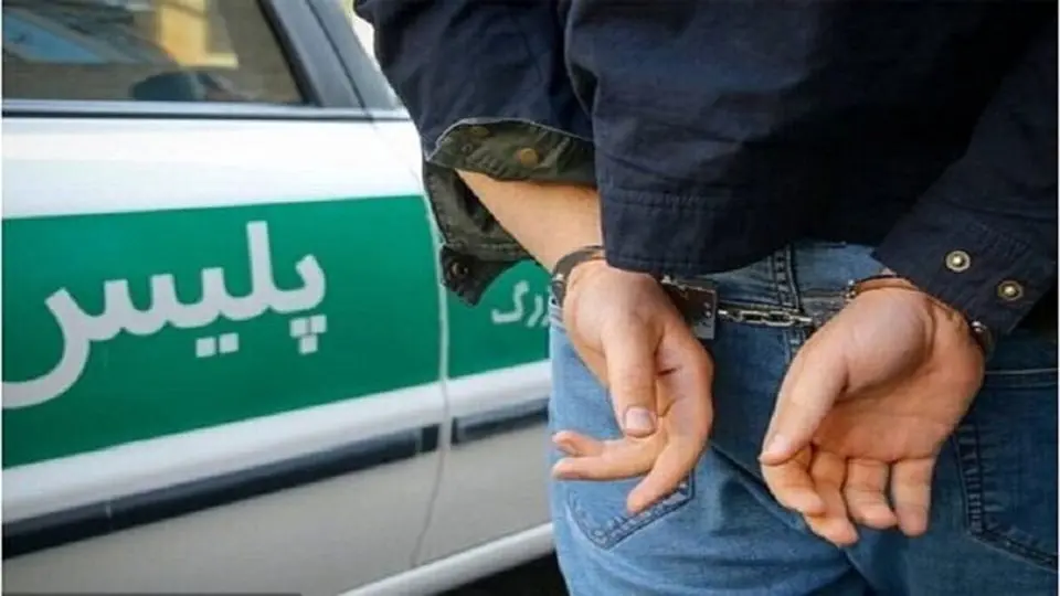 بازداشت یک راننده تاکسی به خاطر دست‌ نوشته‌ای در مورد حجاب/ عکس