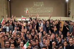  عکس یادگاری دانش‌آموزان دختر و پسر در بیت رهبری 