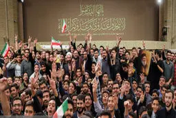  عکس یادگاری دانش‌آموزان دختر و پسر در بیت رهبری 