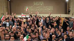  عکس یادگاری دانش‌آموزان دختر و پسر در بیت رهبری 