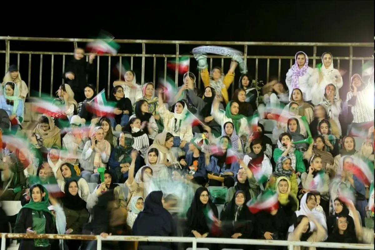 اولین حضور زنان اراکی در ورزشگاه/ ویدئو