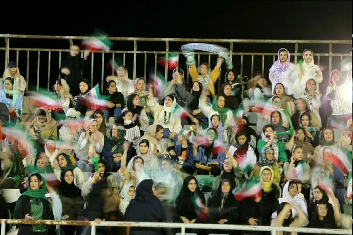 اولین حضور زنان اراکی در ورزشگاه/ ویدئو