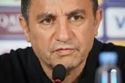 بعد از حذف ایران قرارداد قلعه نویی با تیم ملی تمدید شد

