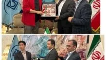 اهدای سفال لالجین به سفیر کره جنوبی توسط مدیرعامل شرکت سیاحتی علیصدر