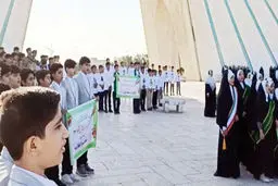 سرود‌خوانی نوجوانان قمی 
در میدان آزادی
