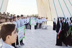 سرود‌خوانی نوجوانان قمی 
در میدان آزادی
