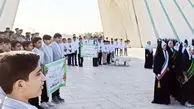 سرود‌خوانی نوجوانان قمی 
در میدان آزادی
