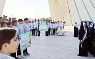 سرود‌خوانی نوجوانان قمی 
در میدان آزادی
