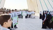 سرود‌خوانی نوجوانان قمی 
در میدان آزادی
