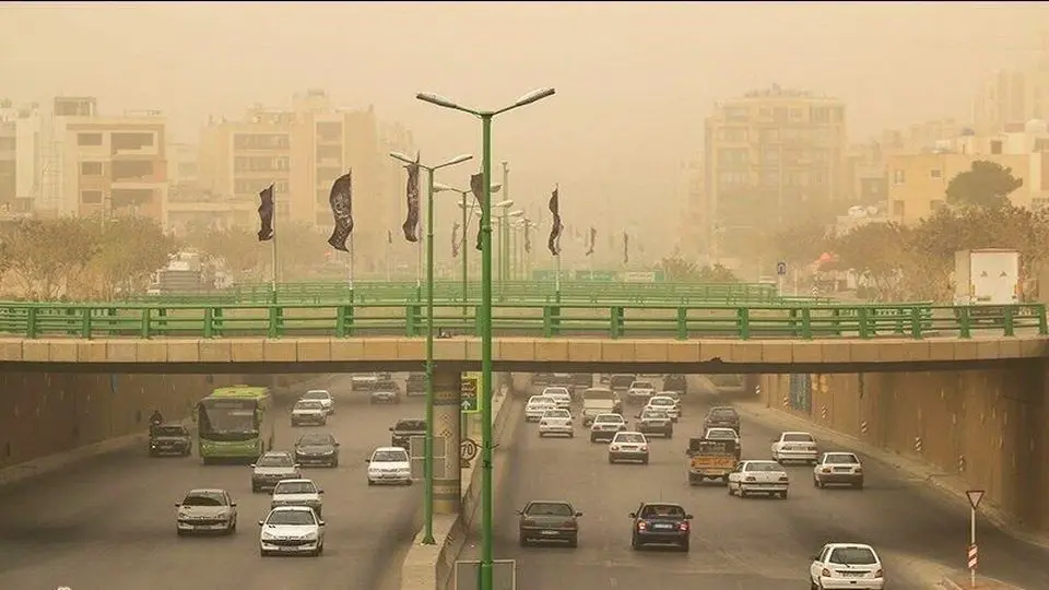 هجوم گرد و غبار به قم؛ کاهش دید و آلودگی هوا