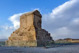 خطر شخم‌زنی بناها و محوطه‌های تاریخی