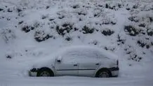 مدفون‌شدن خودروها زیر برف/ فیلم