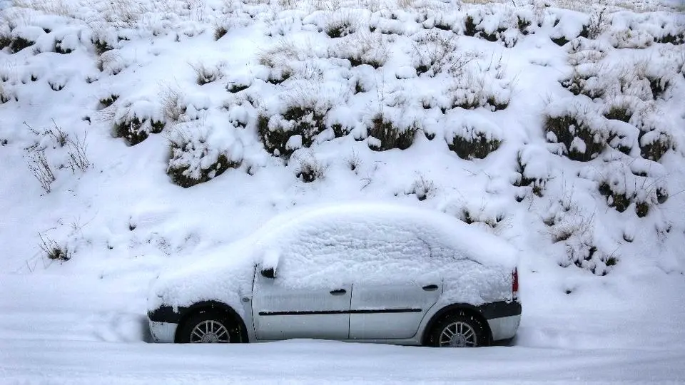 مدفون‌شدن خودروها زیر برف/ فیلم