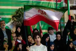 تولیت آستان قدس رضوی: به خانم بدحجابی که در تجمعات شبانه پرچم در دست می‌گیرد خوش‌آمد بگویید