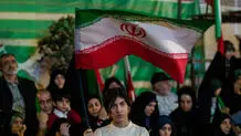 تولیت آستان قدس رضوی: به خانم بدحجابی که در تجمعات شبانه پرچم در دست می‌گیرد خوش‌آمد بگویید