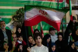 تولیت آستان قدس رضوی: به خانم بدحجابی که در تجمعات شبانه پرچم در دست می‌گیرد خوش‌آمد بگویید