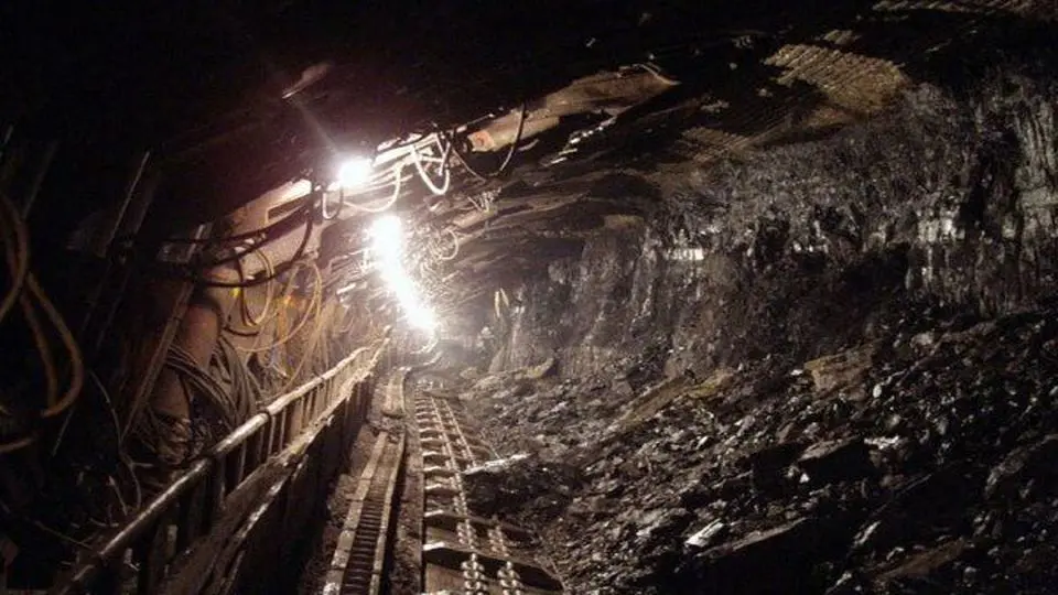 وضعیت نامعلوم ۶ کارگر محبوس در حادثه معدن طزره دامغان/ گروه‌های امدادی هنوز موفق به بازگشایی معدن نشدند

