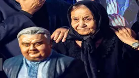 مادر اکبر عبدی در کنار تندیس پسرش + عکس