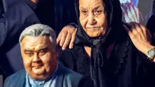 مادر اکبر عبدی در کنار تندیس پسرش + عکس