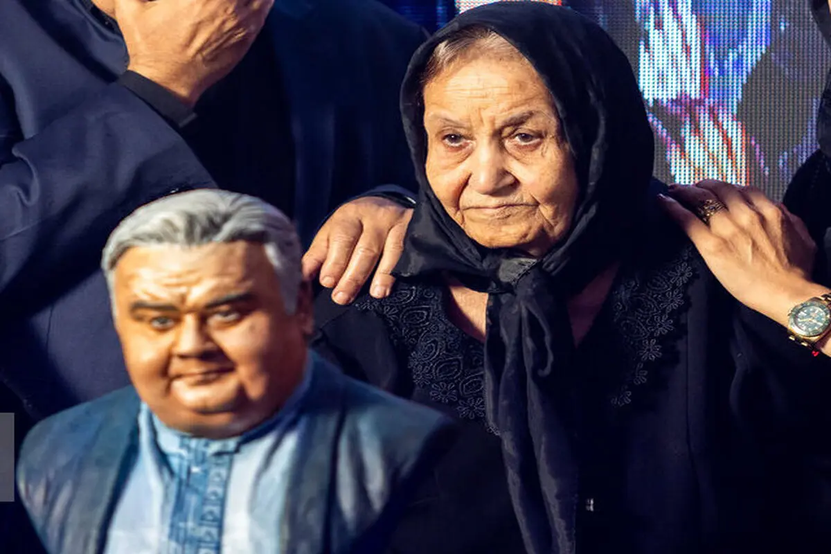 مادر اکبر عبدی در کنار تندیس پسرش + عکس