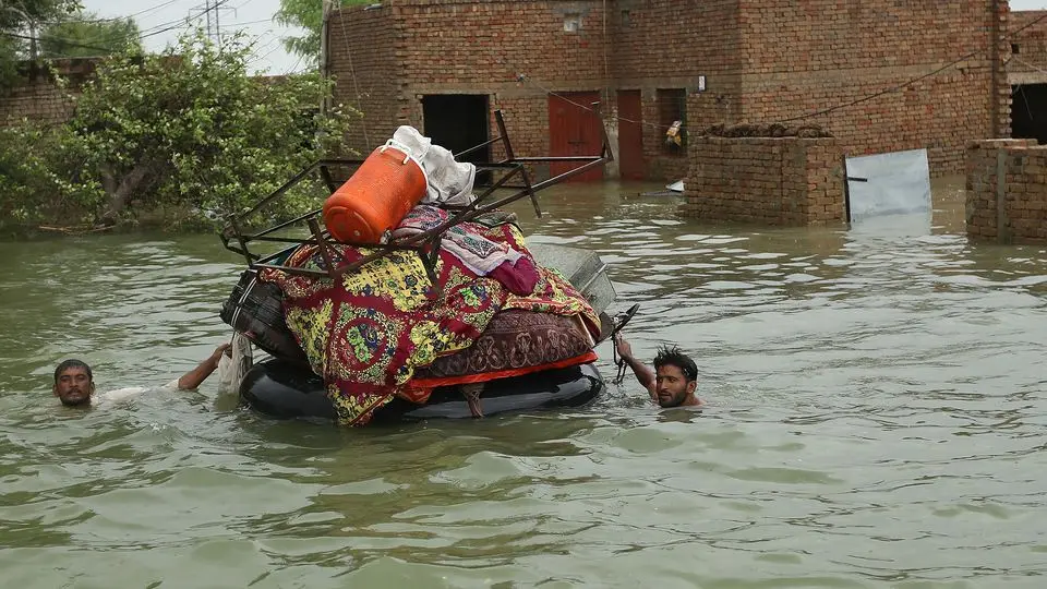 کمک‌های هلال احمر ایران به سیل‌زدگان پاکستان ارسال شد
