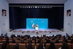 رئیسی: طلابنا وأساتذتنا لا یسمحون للاعداء بتحقیق أحلامهم الزائفة