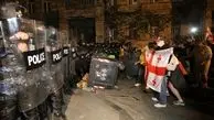 تشدید تنش و اعتراضات گسترده در گرجستان؛ پلیس با اشک‌آور معترضان را متفرق می‌کند!/ تصاویر
